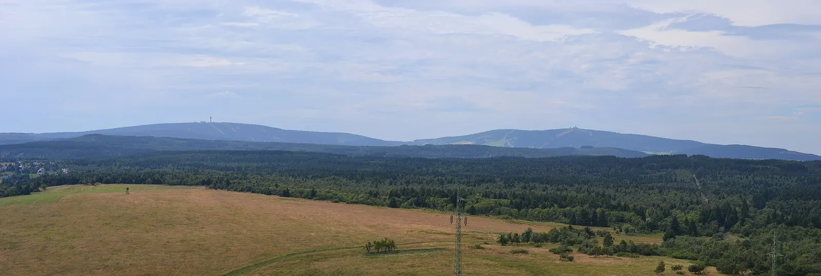 Blick vom Gipfel des Mědník nach Westen auf das Fichtelberg-Keilberg-Massiv.