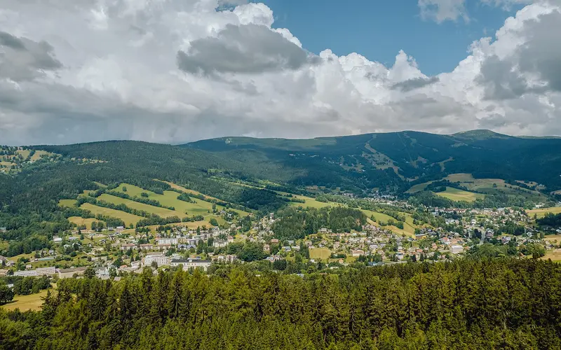 Pohled z vrchu Stráž nad Rokytnicí nad Jizerou na panorama Lysé hory a Kotle