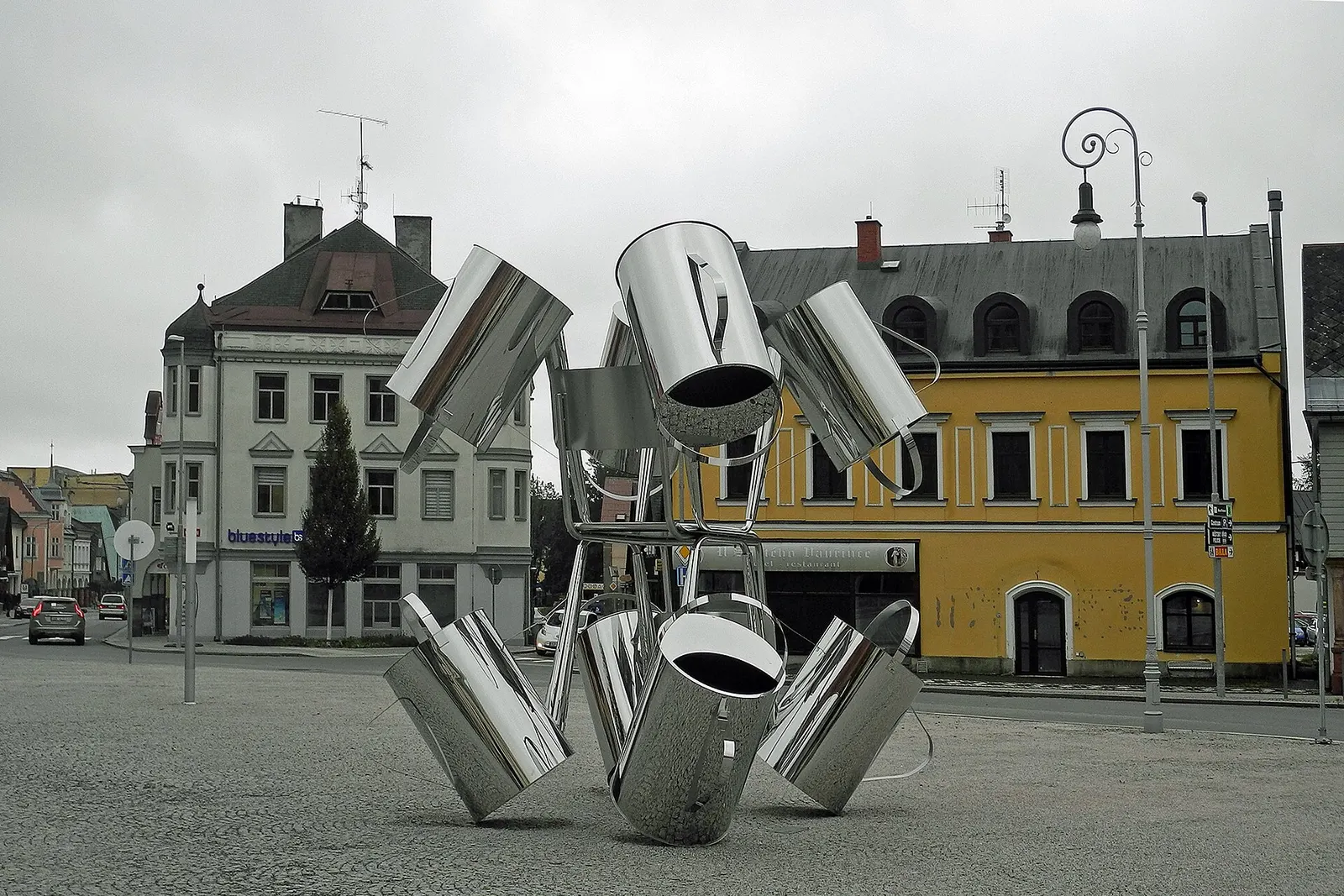 Auf dem Platz Náměstí Míru in Hohenelbe - Vrchlabí, mit dem temporalen Kunstwerk Wasserkraftwerk von Lubomír Typlt.